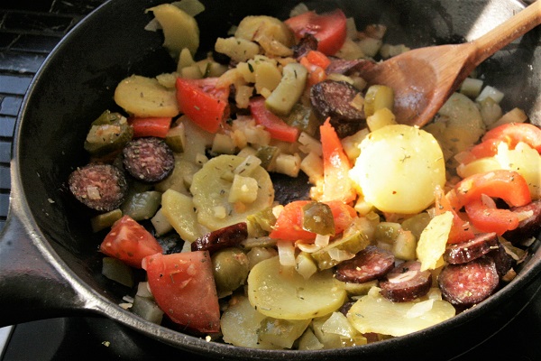 Foto fränkische Bauernpfanne mit Bratkartoffeln und geräucherten Bratwürsten