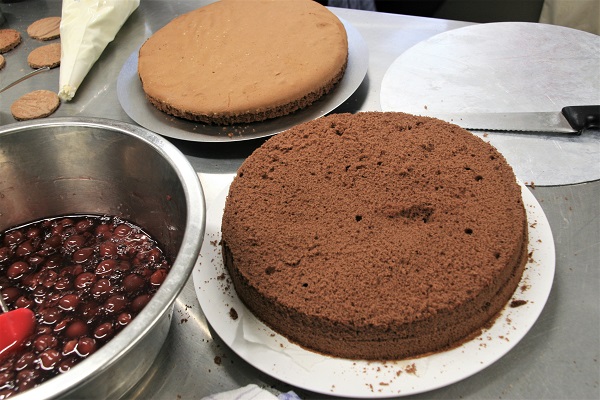 Biskuitboden für echte Schwarzwälder Kirschtorte aufgeschnitten