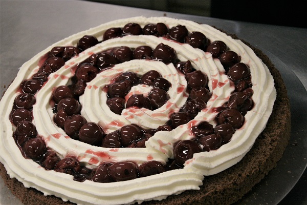 Foto Tortenboden mit Sahneringen und sauren Kirschen dazwischen für echte Sachwarzwälder Kirschtorte