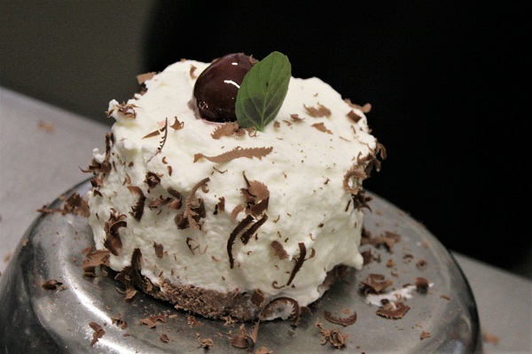 Foto echte Schwarzwälder Kirschtorte als Törtchen mit Pfefferminzblättchern gearniert