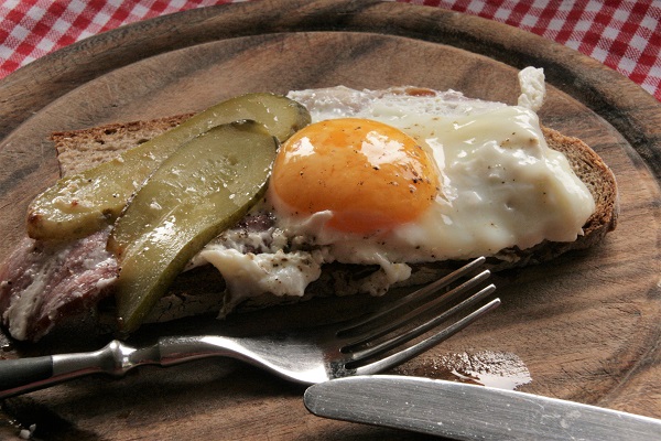 Foto Brotscheibe mit Schinken und Spiegelei belegt für fränkisches Bauernfrühstück