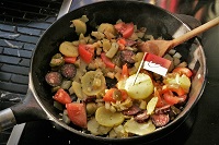 Foto Bratkartoffeln mit Bauernseufzer in einer Bratpfanne