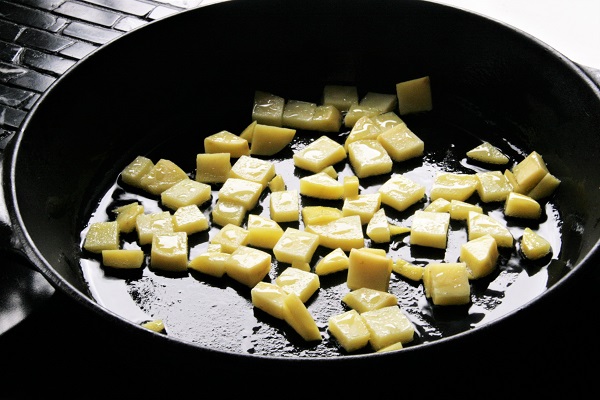 Foto Kartoffelwürfel in einer Pfanne anbraten