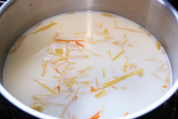 Foto Milch mit Zitrusschalen für spanischen Milchreis