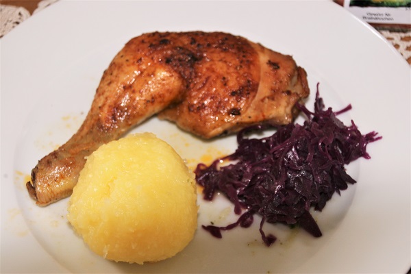 Foto Brathähnchen mit Kloß und Rotkohl