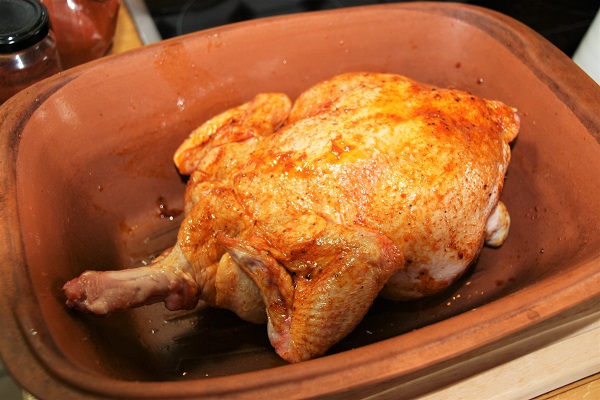 Foto Brathähnchen mit Salz, Pfeffer, Paprikapulver und Öl einreiben