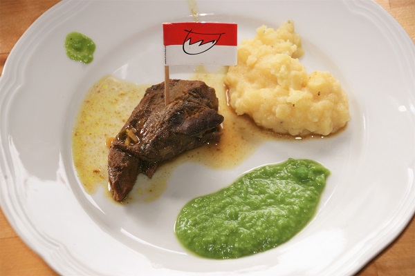 Foto Lammzunge mit Erbsenpüree und Kartoffelbrei auf weißem Teller