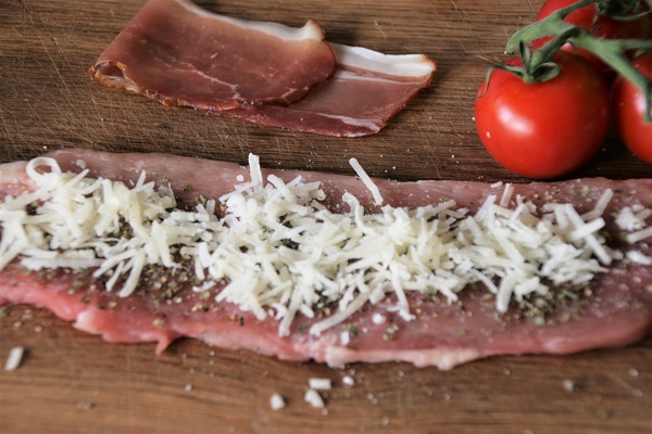 Foto Schweineroulade mit Manchegokäse bestreut