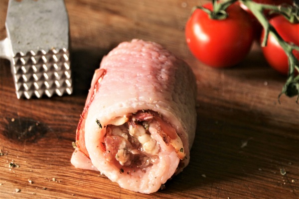 Foto Schweineroulade mit Bratwurstbrät aufgewickelt