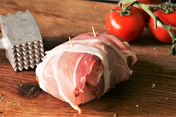 Foto Schweineroulade mit Bratwurstbrät und Speckscheiben umwickelt