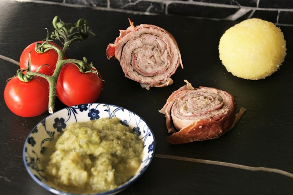 Foto Schweineroulade mit Bratwurstbrät, Wirsinggemüse und Kloß