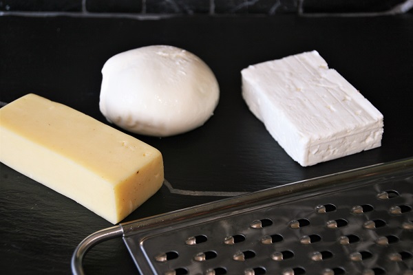Foto Ein Stück Gauda, Mozzarella und Feta