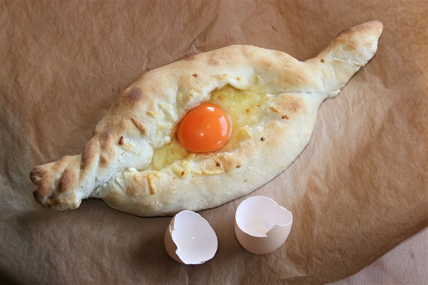 Foto aufgeschalgenes Ei in einem Brotschiffchen
