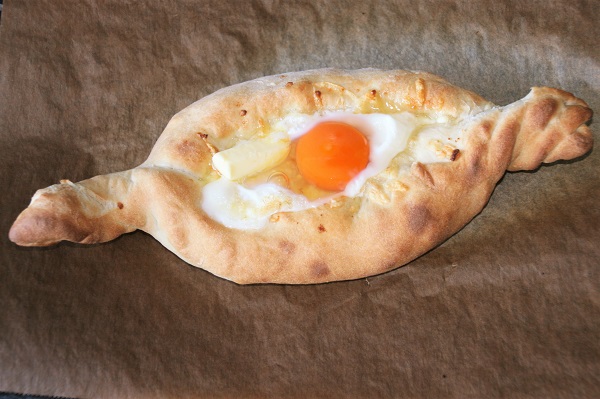 Foto Georgisches Käsebrot mit Ei