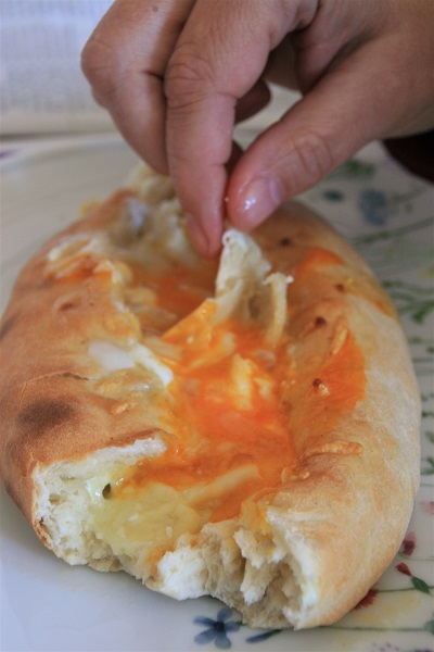Foto Käsebrot mit Ei wird mit den Händen gegessen