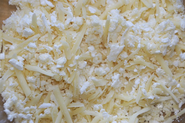 Foto geriebener Gauda, Mozzarella und Feta