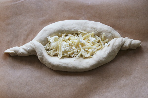 Foto Brotschiffchen mit Käsefüllung