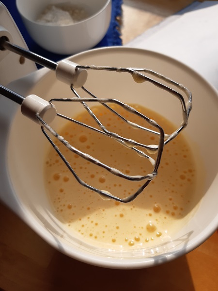 Foto Eier werden mit Mixer schaumig geschlagen