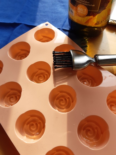 Foto Form für Madeleines wird eingefettet