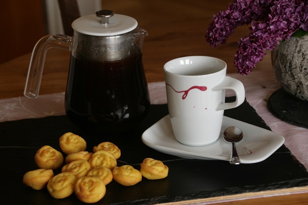 Madeleins mit frischem Kaffee