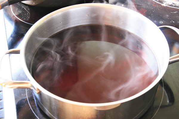 Traubensaft im Topf erhitzen