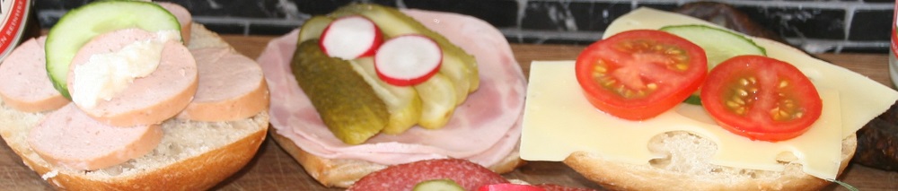 Belegte Brötchen mit Wurst und Käse