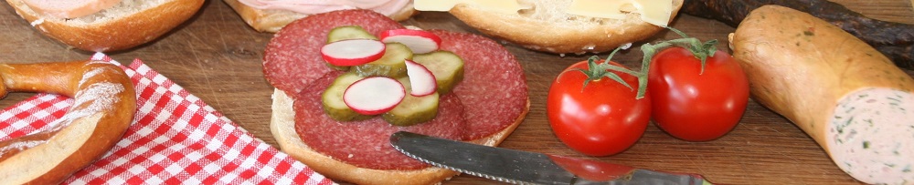 Belgtes Brötchen mit Salami und Gurken
