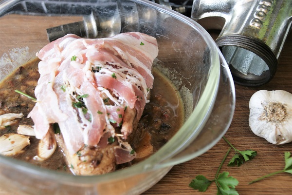 gefülltes Täubchen mit Speckscheiben belegt
