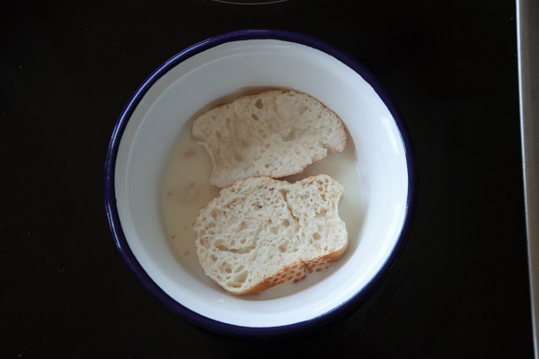 Brötchenscheiben in Milch eingelegt