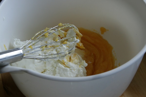 Eischnee wird unter einer Quarkmasse gehoben