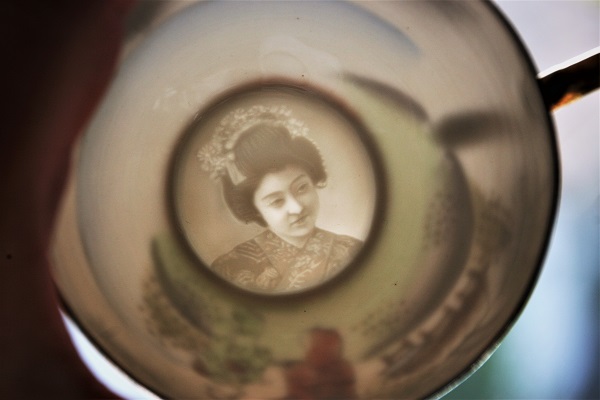 Foto japanischer Frauenkopf in einem Tassenboden