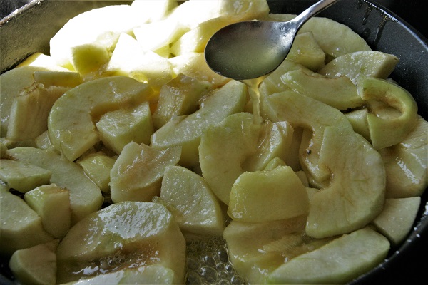 Äpfel werden mit Butterkaramel übergossen