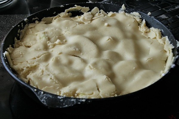 Mürbteig in einer Pfanne mit Äpfel