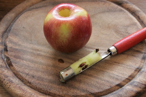 Apfel mit ausgestochenem Kerngehäuse
