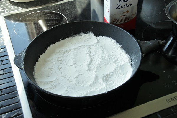 Pfanne mit Puderzucker