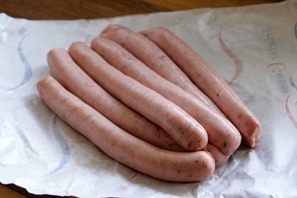 Bratwürste mit grob gehackten Brät