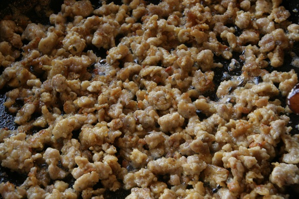 knusprig gebratenes Bratwurstbrät