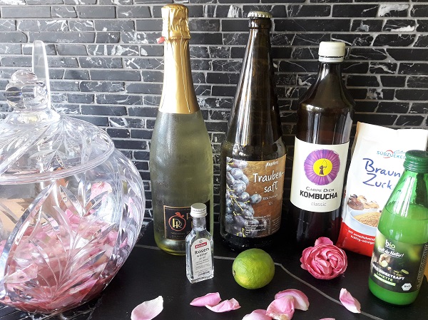 Zutaten für eine Bowle mit Rosen