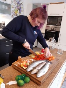 Leona Kröppel bereitet die Forellen zu